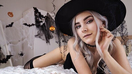 Сексуальная молодая ведьмочка Eva Elfie наколдовала себе член на Хэллоуин
