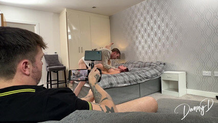 Муж куколд снимает на видео, как чувак ебет его жену